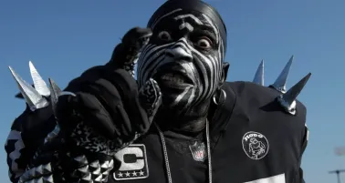 ¿La afición más ruda? La historia de los extravagantes disfraces de los fanáticos de los Raiders