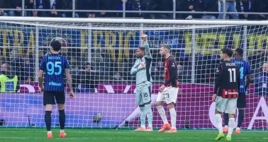 AC Milan vence a Inter con penal atajado de Mike Maignan 