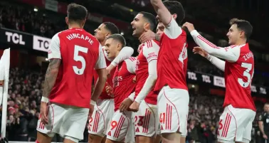 Arsenal golea a Tottenham y se afianza en la cima de la Premier League