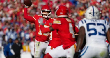 ¡La temporada sigue viva! Kansas City Chiefs remonta y vence en tiempo extra a Colts