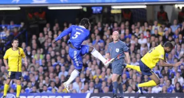 Essien abrió el marcador en Stamford Bridge con un golazo