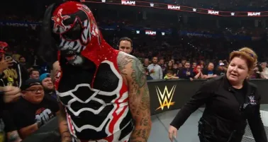 Penta salió acompañado por el cuerpo médico