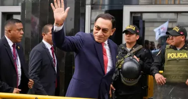 Condenan a 14 años por corrupción a expresidente peruano Martín Vizcarra