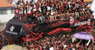 Caos en Río: hinchas de Flamengo chocan con la policía en caravana rumbo a la final de la Libertadores