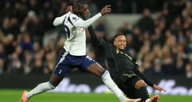 Fulham sorprende y vence a Tottenham con Raúl Jiménez como titular