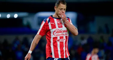 Afición de Chivas critica la decisión de asignar el penal a Javier Hernández