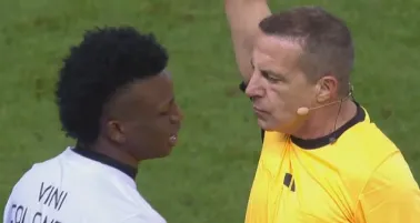 Vinicius colombiano terminó expulsado por fingir falta