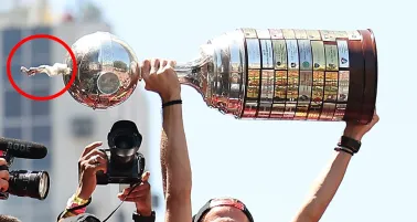 ¡A lo Sergio Ramos! Flamengo rompe trofeo de Copa Libertadores