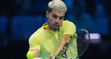 Alcaraz posa con jersey de los Dolphins 