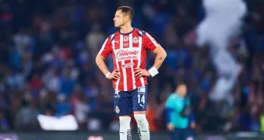 Histórico exjugador de Chivas defiende a Chicharito Hernández tras penal fallado