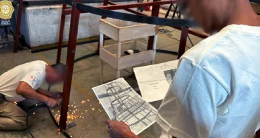 En la Glorieta de los Insurgentes se encuentra el trabajo de los reclusos.