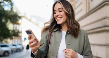 Por qué está de moda usar el celular sin funda y qué tan seguro es hacerlo