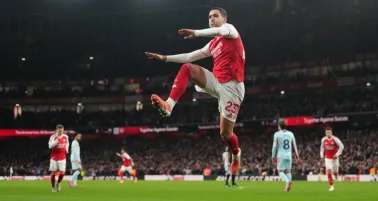 Arsenal vence a Brentford en casa y se afianza como líder en la Premier League