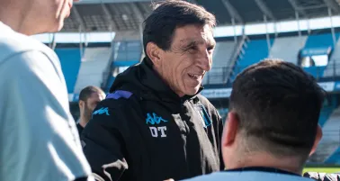 Entrenador en el futbol argentino se escondió para fumar en pleno partido
