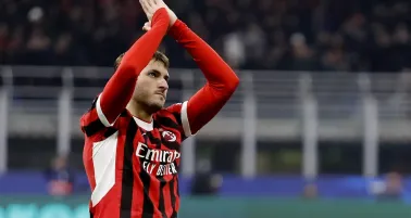 Santiago Giménez, sin planes de salir del Milan, asegura representante del mexicano