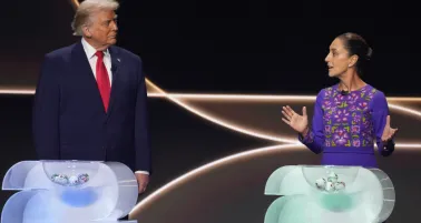 Cara a cara. La presidenta se encuentra con el mandatario pero para poner a jugar el balón.