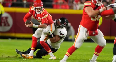 ¡Adiós a los Playoffs! Mahomes es interceptado tres veces y los Chiefs caen ante Houston