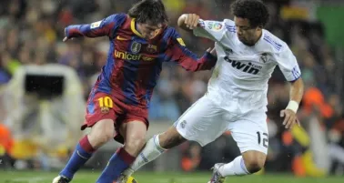 Marcelo enfrentando a Messi