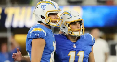 Los Angeles Chargers derrotan a los Philadelphia Eagles; Jalen Hurts fue interceptado cuatro veces