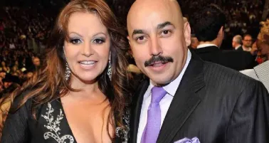 Lupillo Rivera publica fotos inéditas del día en que recibieron los restos de Jenni Rivera