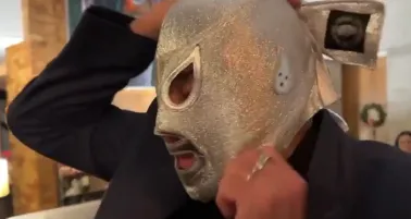 Hijo del Santo se quita la mascara