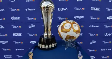 Trofeo y balón de la Liga MX