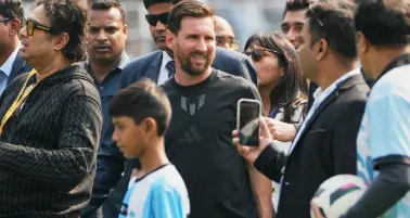 ¡Bolita! La visita de Lionel Messi a India genera errores por la emoción