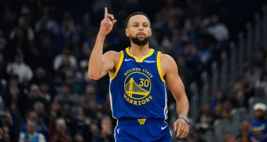 Stephen Curry hace tiro 'de otro planeta' y encesta desde el túnel rumbo al vestidor