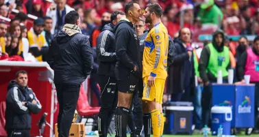 Gignac se olvidó del partido para reclamarle al cuarto árbitro