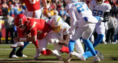 Patrick Mahomes se lesiona en derrota de Chiefs contra Chargers