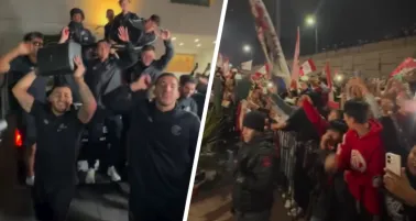 Jugadores de Toluca se suben a una patrulla para cantar 'La Cumbia de los Trapos' con la afición