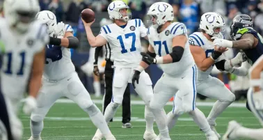 Philip Rivers regresa del retiro y lanza pase de touchdown a los 44 años