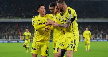 Edson Álvarez brilla y da su primera asistencia con Fenerbahçe