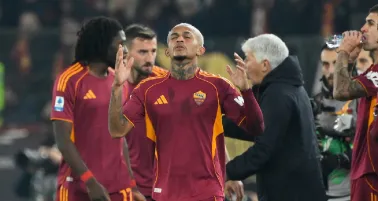 Roma vence a Como y aprieta la lucha por el título de la Serie A