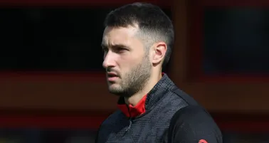 Santiago Giménez no hará el viaje con Milan