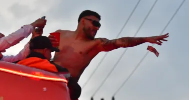 Alexis Vega lanza dinero a la afición de Toluca durante festejos del bicampeonato