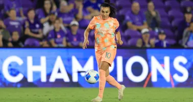 Marta felicitó a Lizbeth Ovalle por ganar el Premio Marta