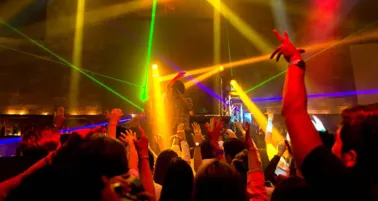 ¿Tu negocio pone música de Spotify o YouTube? Estas son las multas por usar canciones sin licencia