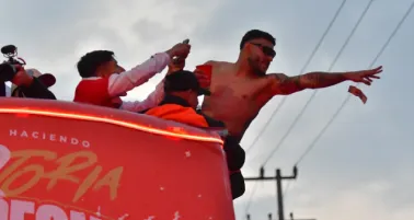 Afición revienta a Alexis Vega por aventar billetes en festejos: "que falta de respeto"