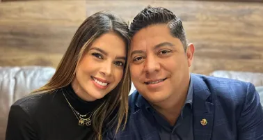 Acusan al gobernador Ricardo Gallardo de cambiar las leyes para favorecer a su esposa Ruth González.