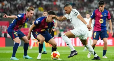 Real Madrid y Barcelona llevaron regalos a niños