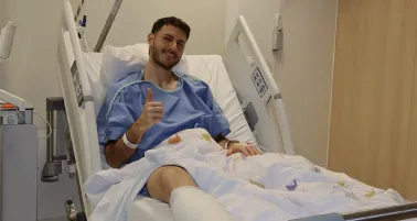 Santiago Giménez reaparece con mensaje en redes tras su operación de tobillo