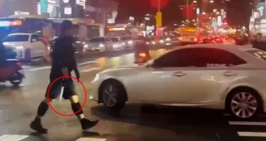 El atacante al final terminó con su vida, mientras las autoridades siguen investigando los motivos de su odio.