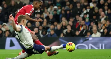 Isak cayó inmediatamente después de anotar