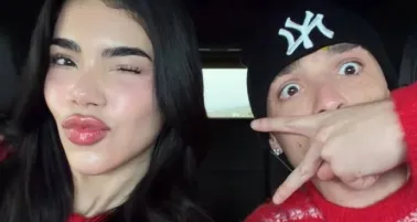 Peso Pluma y Kenia Os celebran la Navidad regalando juguetes en Estados Unidos