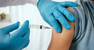 ¿Qué es la vacuna contra el virus sincicial respiratorio y quiénes deben aplicársela en México?