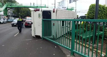 VIDEO: Microbús choca con tres autos y vuelca en Coyoacán; deja cinco lesionados en CDMX