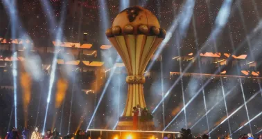 ¡Momentazo! Jugador finge lesión y silbante lo amenaza con expulsarlo si no se sube a una camilla