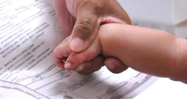 ¿Primero el de mamá o el de papá? SCJN permite elegir el orden de los apellidos