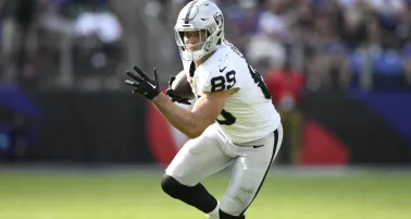 Raiders coloca a Brock Bowers en lista de lesionados y pone fin a su temporada